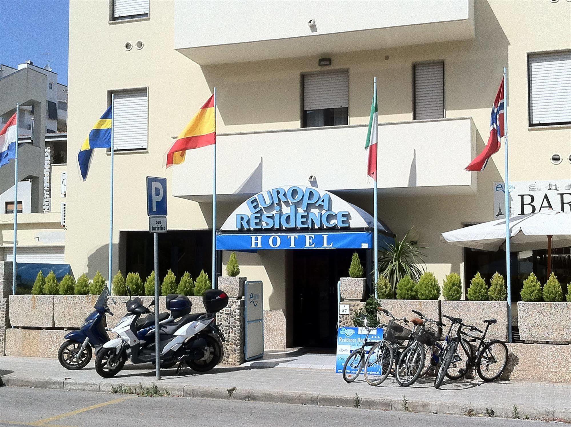 Aparthotel & Europa 3*