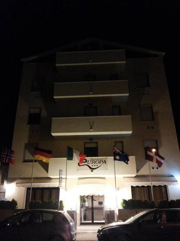 & Europa 3*